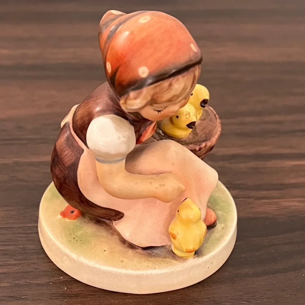 Charming‎ Figurine, chick girl with Chicks